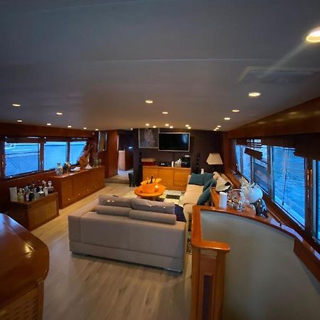 Amazing Boat To Sleep In Barcelona Hotel ซานต์อาเตรียเดเบซอซ ภายนอก รูปภาพ