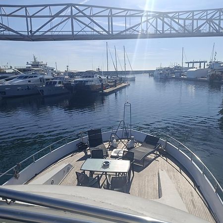 Amazing Boat To Sleep In Barcelona Hotel ซานต์อาเตรียเดเบซอซ ภายนอก รูปภาพ