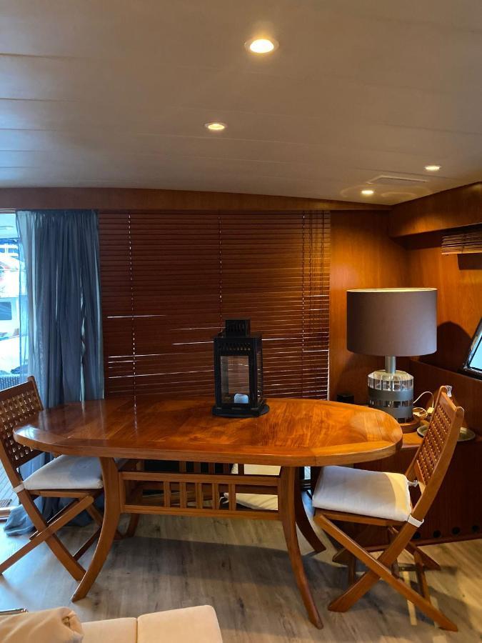 Amazing Boat To Sleep In Barcelona Hotel ซานต์อาเตรียเดเบซอซ ภายนอก รูปภาพ