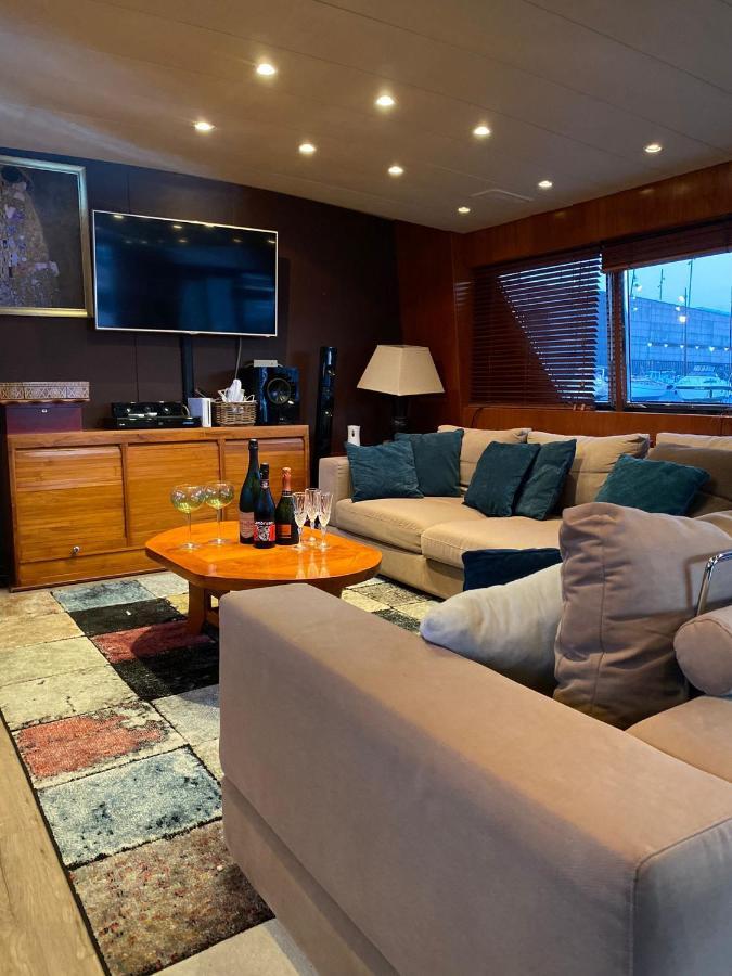 Amazing Boat To Sleep In Barcelona Hotel ซานต์อาเตรียเดเบซอซ ภายนอก รูปภาพ