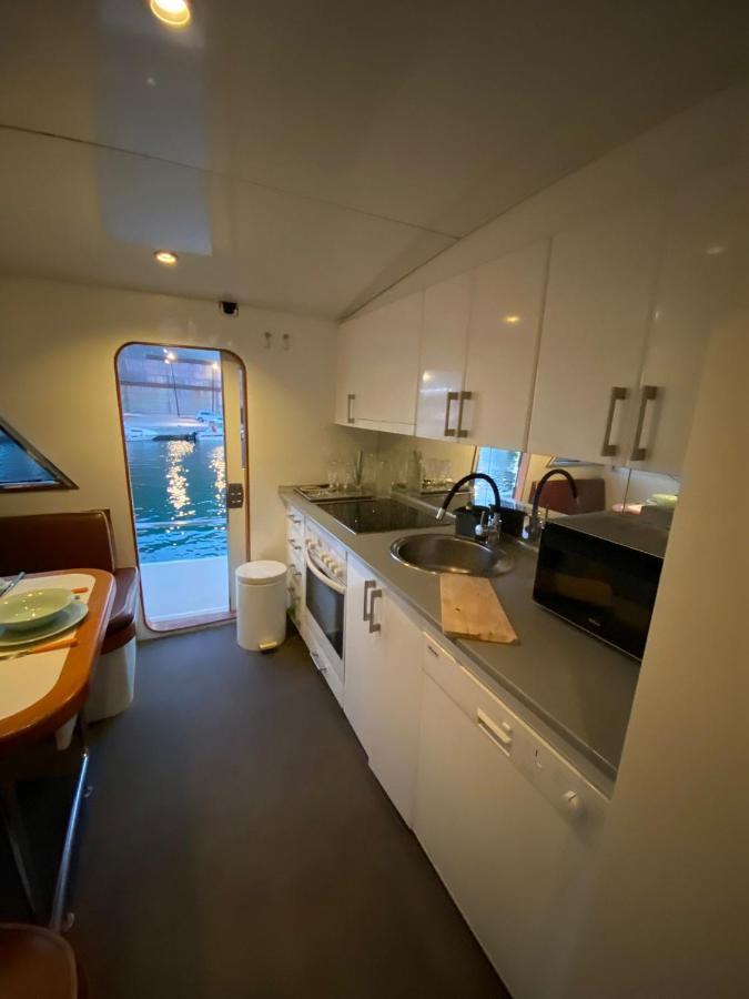 Amazing Boat To Sleep In Barcelona Hotel ซานต์อาเตรียเดเบซอซ ภายนอก รูปภาพ