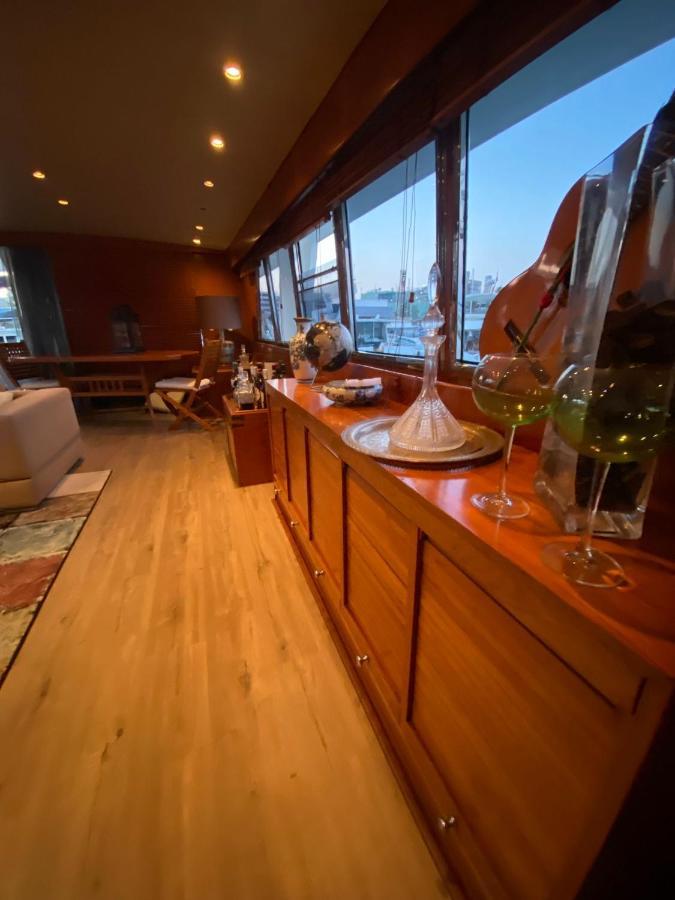 Amazing Boat To Sleep In Barcelona Hotel ซานต์อาเตรียเดเบซอซ ภายนอก รูปภาพ