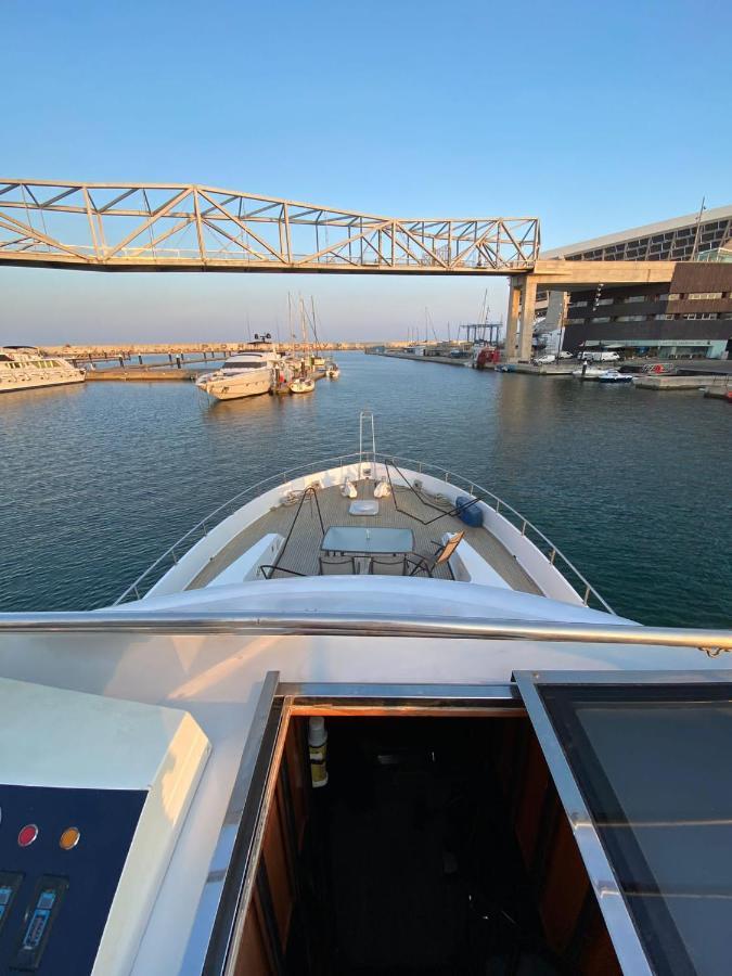 Amazing Boat To Sleep In Barcelona Hotel ซานต์อาเตรียเดเบซอซ ภายนอก รูปภาพ