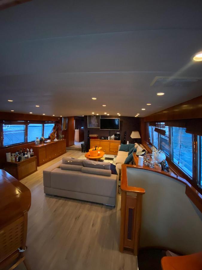 Amazing Boat To Sleep In Barcelona Hotel ซานต์อาเตรียเดเบซอซ ภายนอก รูปภาพ