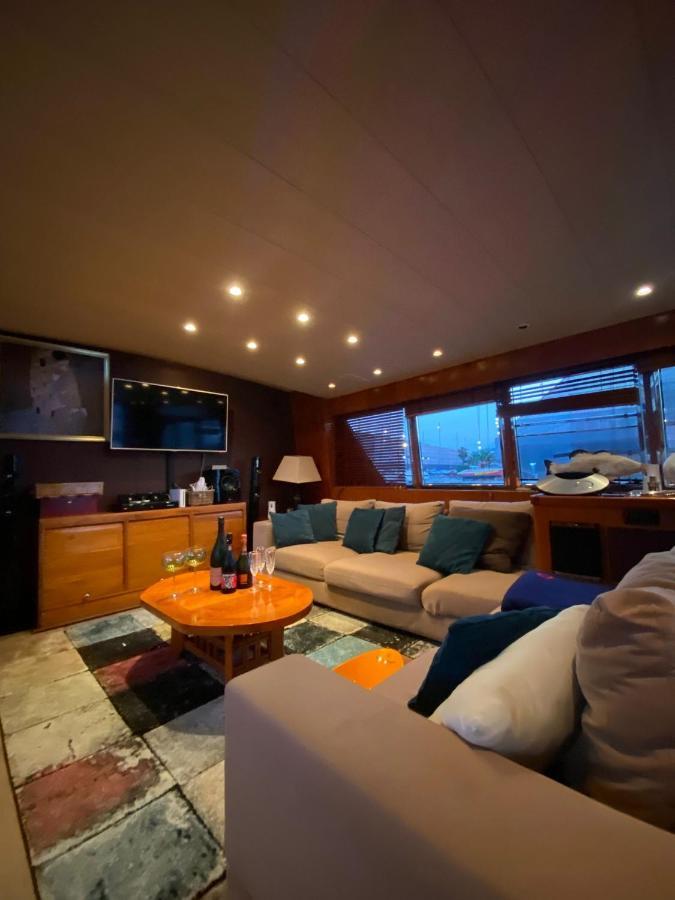 Amazing Boat To Sleep In Barcelona Hotel ซานต์อาเตรียเดเบซอซ ภายนอก รูปภาพ