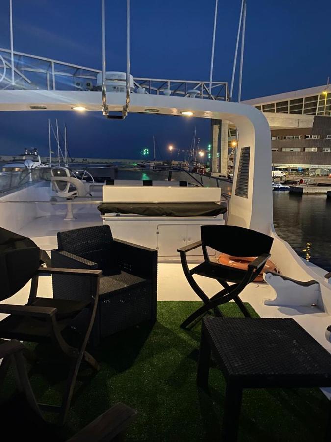 Amazing Boat To Sleep In Barcelona Hotel ซานต์อาเตรียเดเบซอซ ภายนอก รูปภาพ
