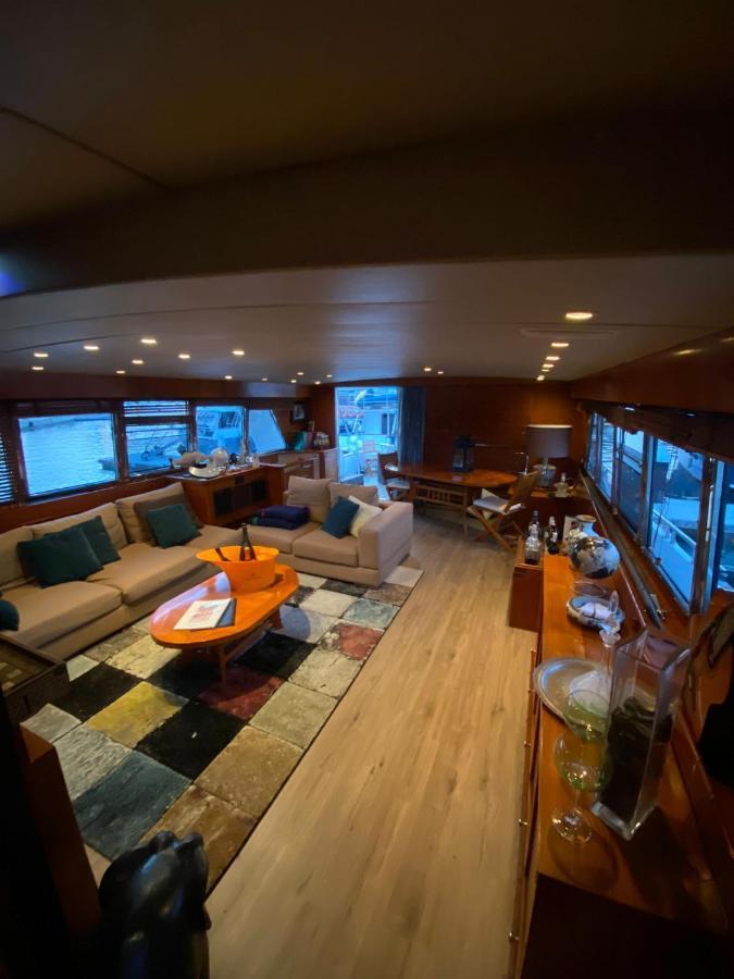 Amazing Boat To Sleep In Barcelona Hotel ซานต์อาเตรียเดเบซอซ ภายนอก รูปภาพ