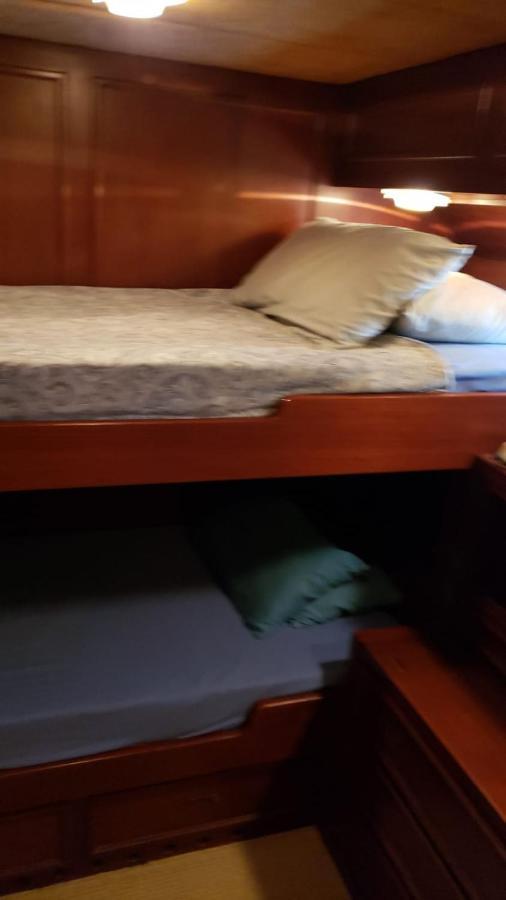 Amazing Boat To Sleep In Barcelona Hotel ซานต์อาเตรียเดเบซอซ ภายนอก รูปภาพ