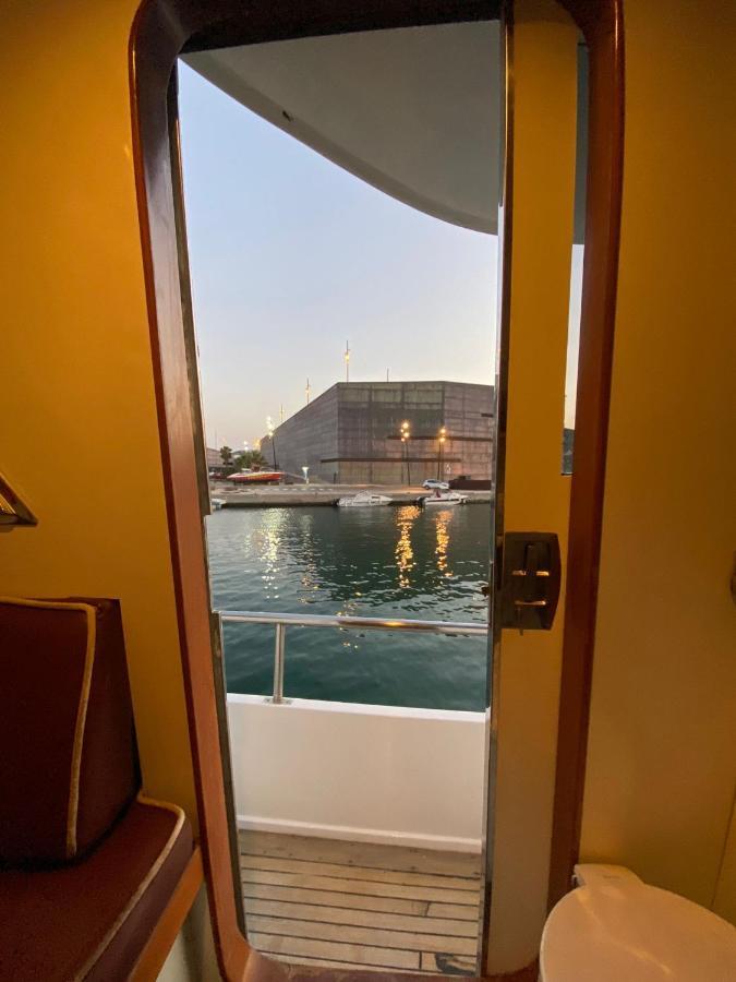 Amazing Boat To Sleep In Barcelona Hotel ซานต์อาเตรียเดเบซอซ ภายนอก รูปภาพ