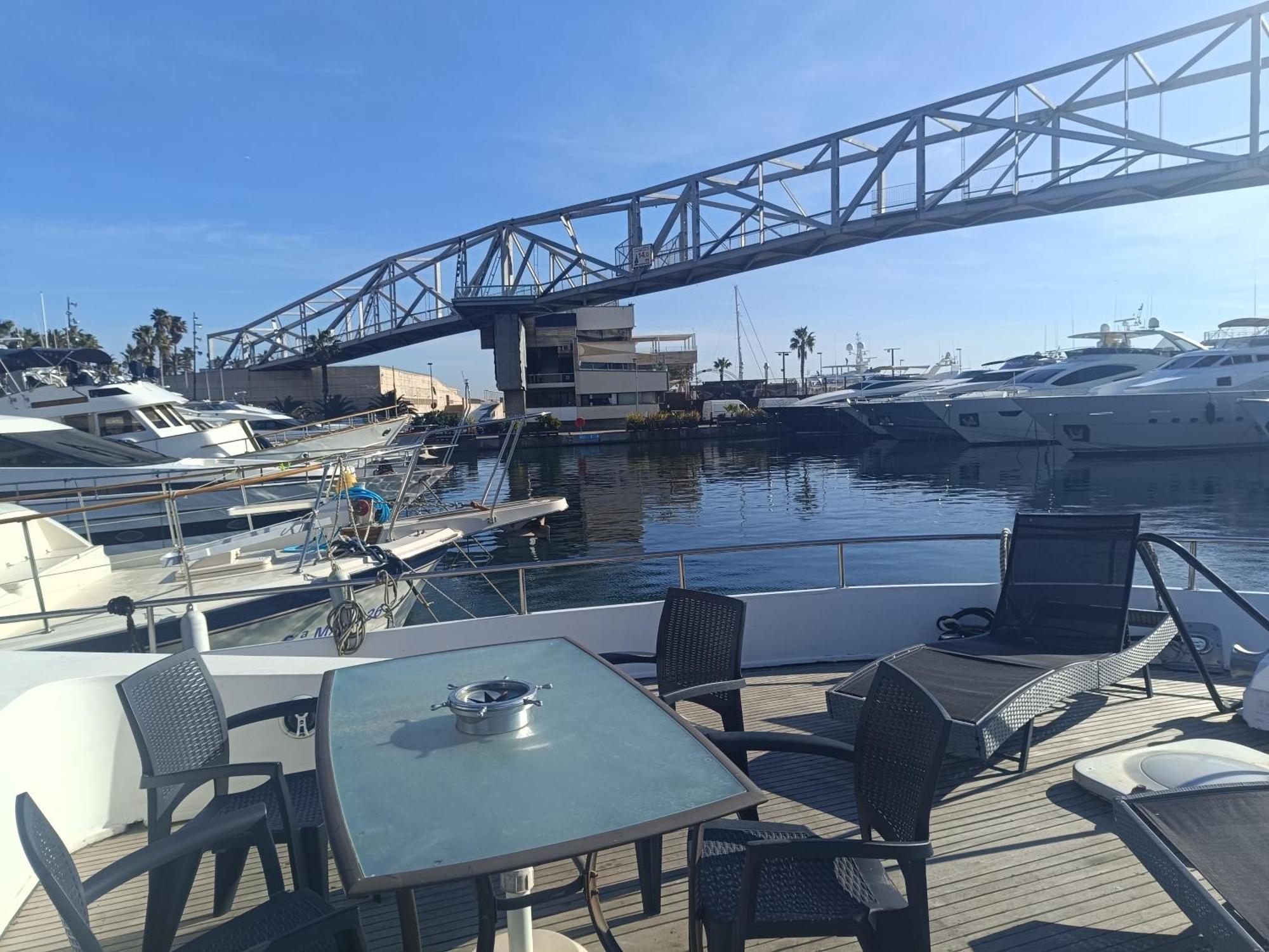 Amazing Boat To Sleep In Barcelona Hotel ซานต์อาเตรียเดเบซอซ ภายนอก รูปภาพ