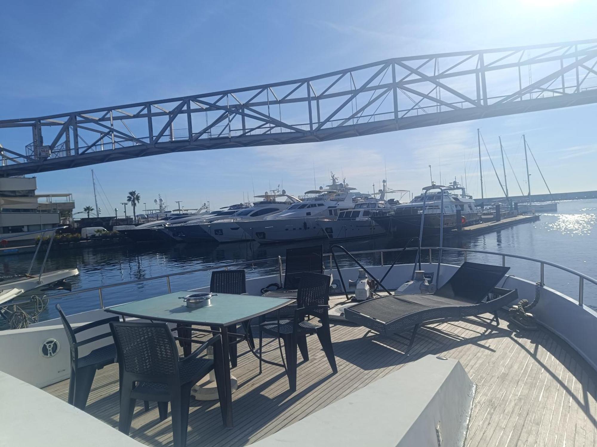 Amazing Boat To Sleep In Barcelona Hotel ซานต์อาเตรียเดเบซอซ ภายนอก รูปภาพ