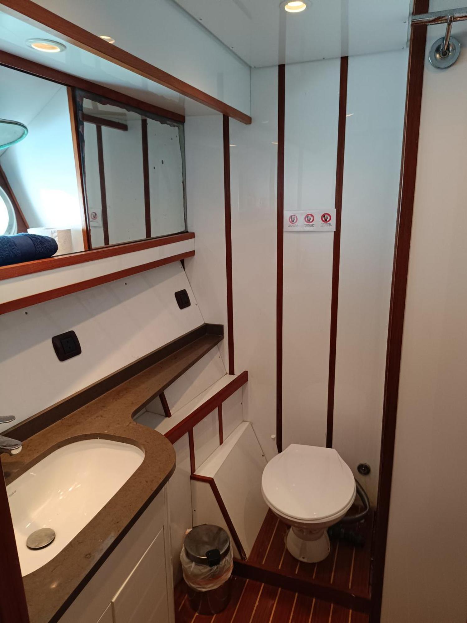 Amazing Boat To Sleep In Barcelona Hotel ซานต์อาเตรียเดเบซอซ ภายนอก รูปภาพ