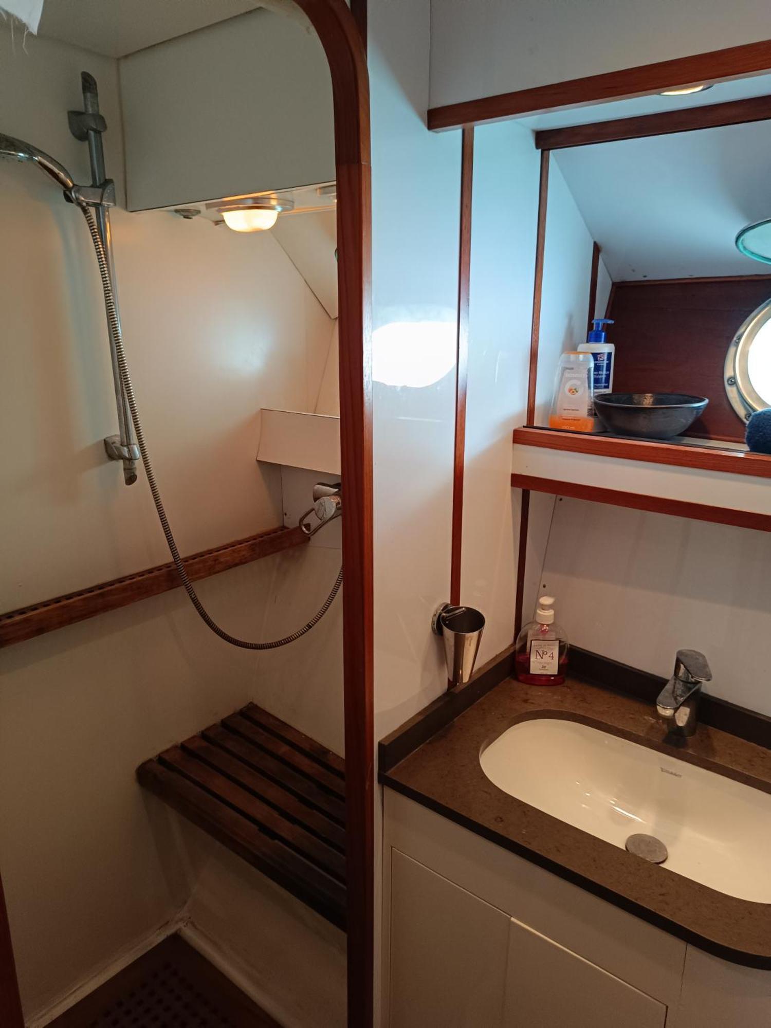 Amazing Boat To Sleep In Barcelona Hotel ซานต์อาเตรียเดเบซอซ ภายนอก รูปภาพ