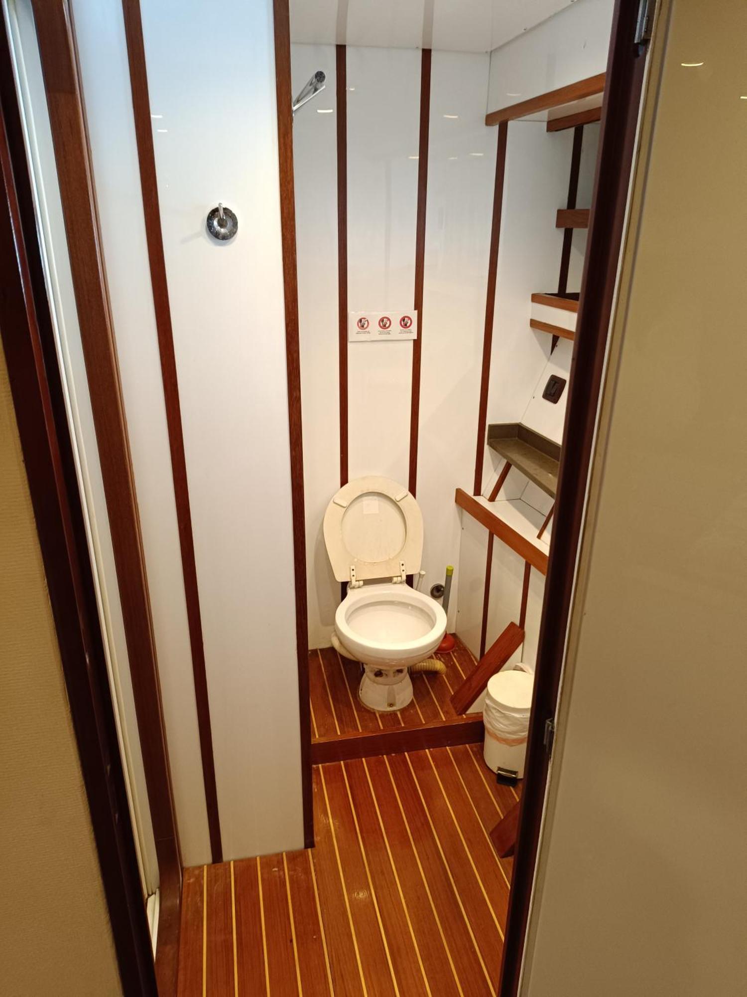 Amazing Boat To Sleep In Barcelona Hotel ซานต์อาเตรียเดเบซอซ ภายนอก รูปภาพ