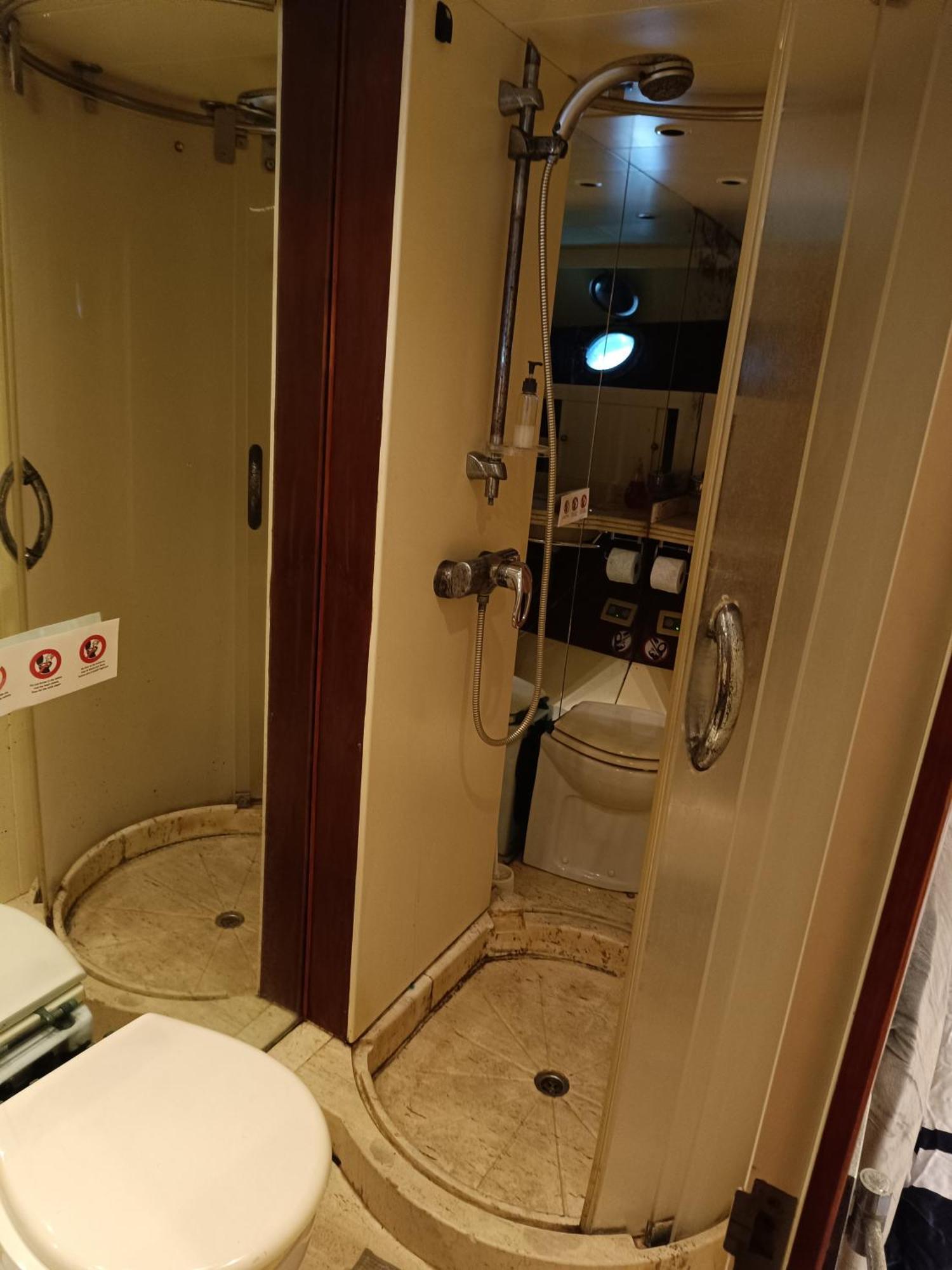 Amazing Boat To Sleep In Barcelona Hotel ซานต์อาเตรียเดเบซอซ ภายนอก รูปภาพ