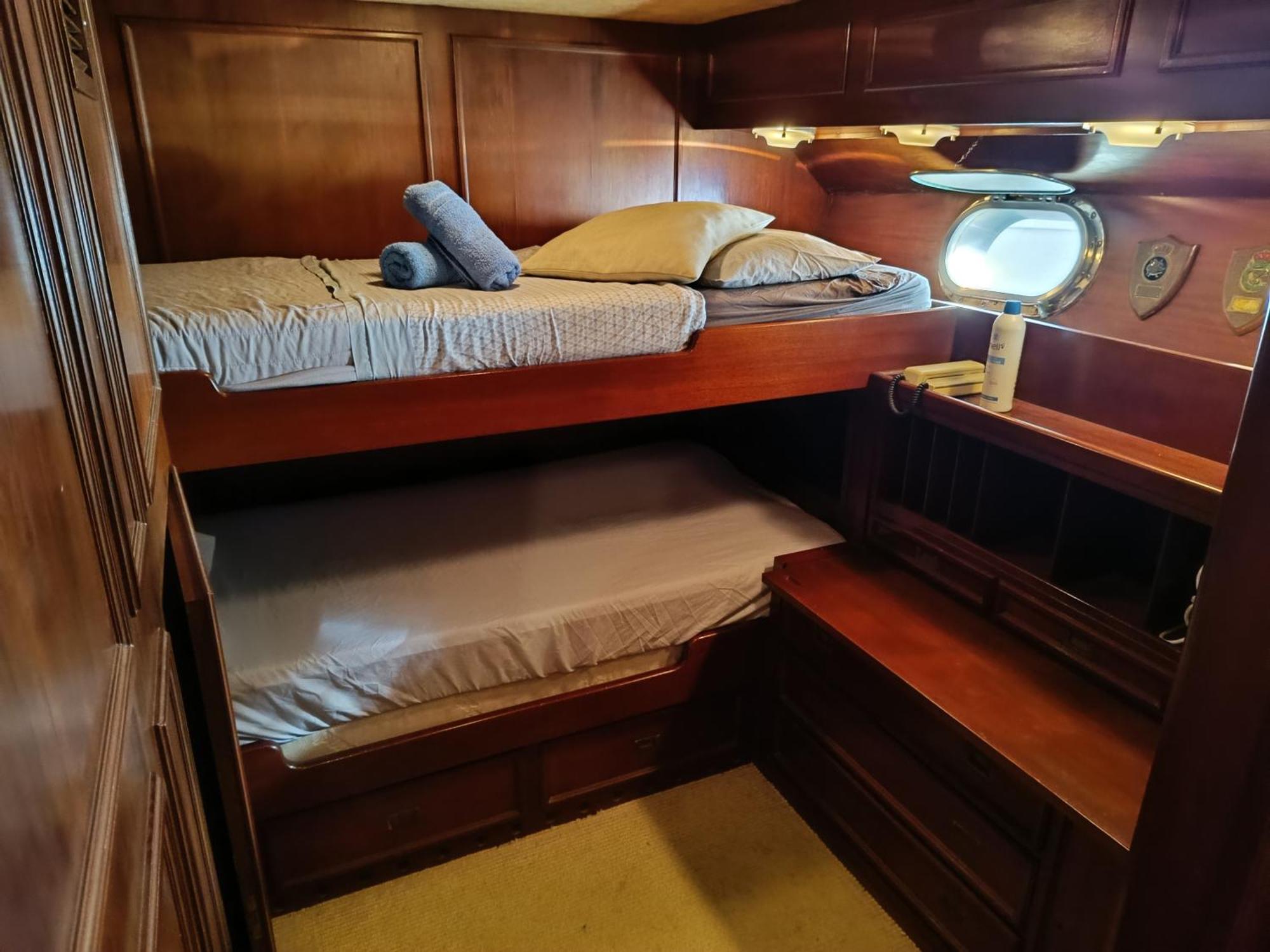 Amazing Boat To Sleep In Barcelona Hotel ซานต์อาเตรียเดเบซอซ ภายนอก รูปภาพ