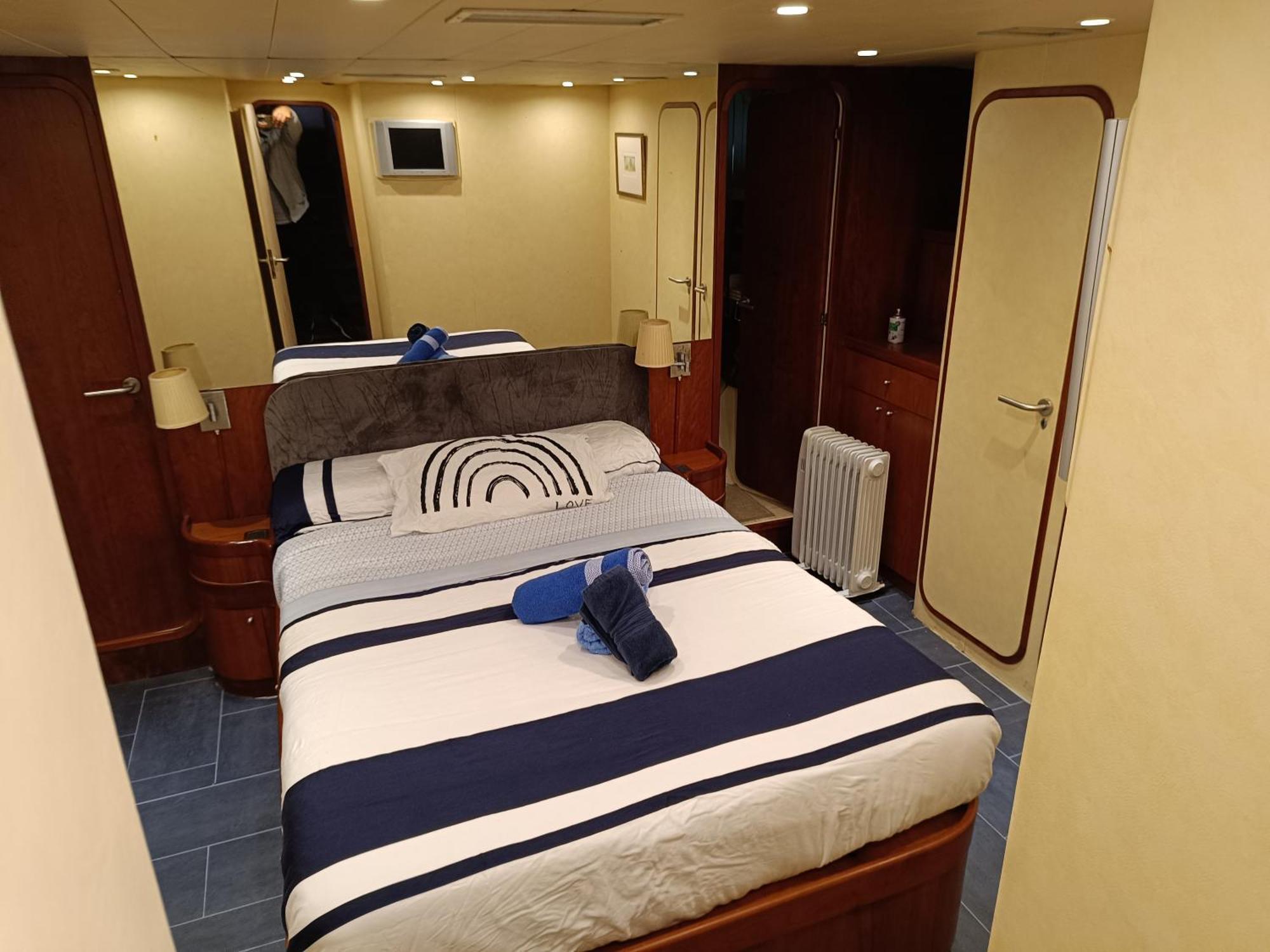 Amazing Boat To Sleep In Barcelona Hotel ซานต์อาเตรียเดเบซอซ ภายนอก รูปภาพ
