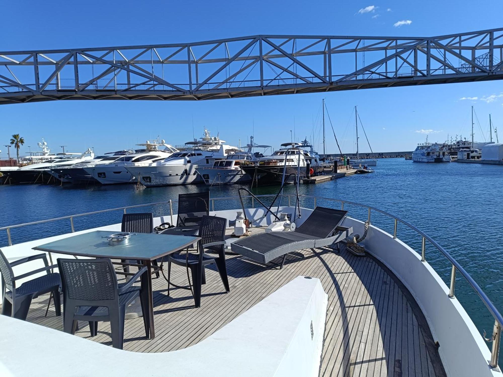 Amazing Boat To Sleep In Barcelona Hotel ซานต์อาเตรียเดเบซอซ ภายนอก รูปภาพ