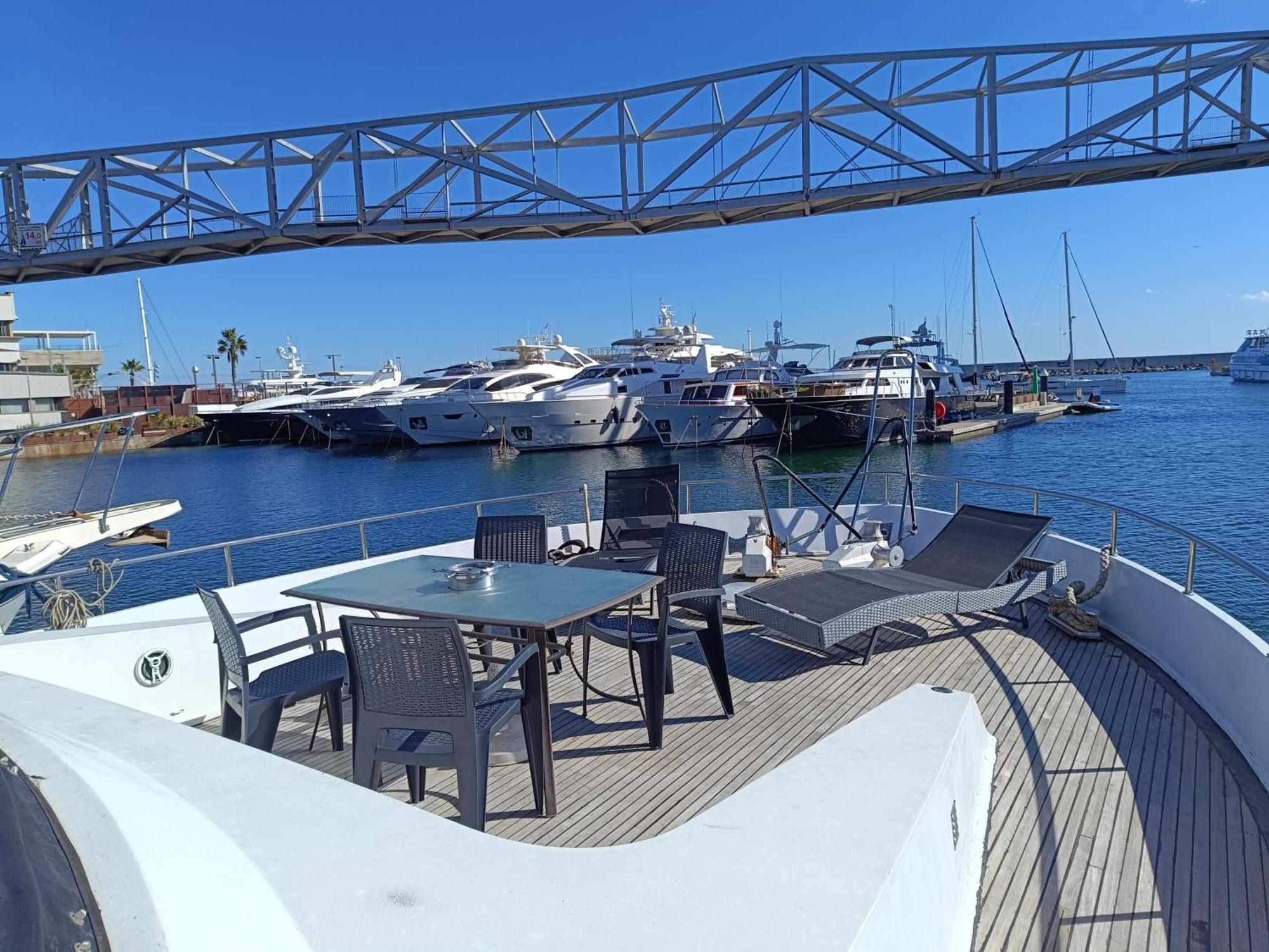 Amazing Boat To Sleep In Barcelona Hotel ซานต์อาเตรียเดเบซอซ ภายนอก รูปภาพ