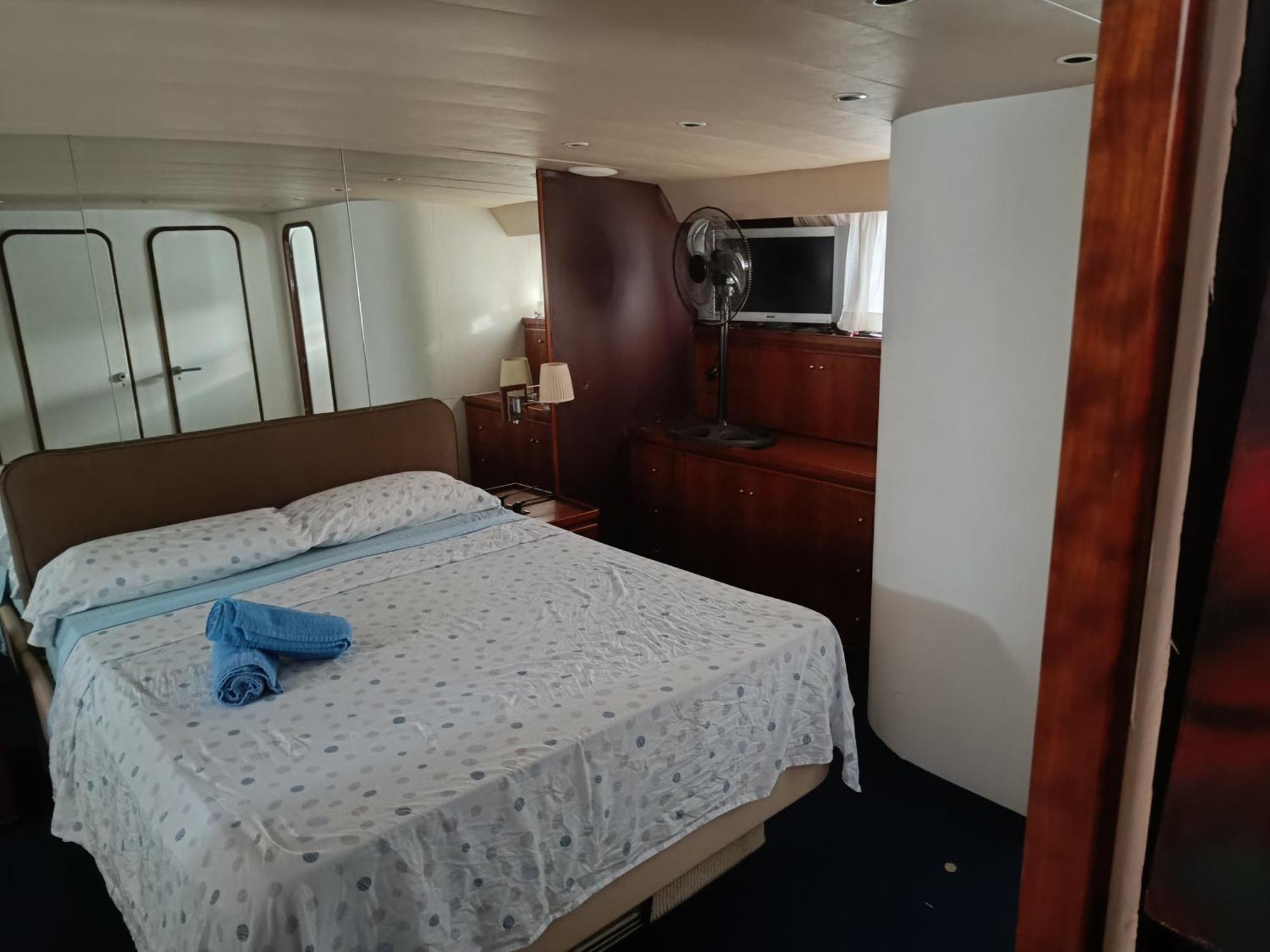 Amazing Boat To Sleep In Barcelona Hotel ซานต์อาเตรียเดเบซอซ ภายนอก รูปภาพ