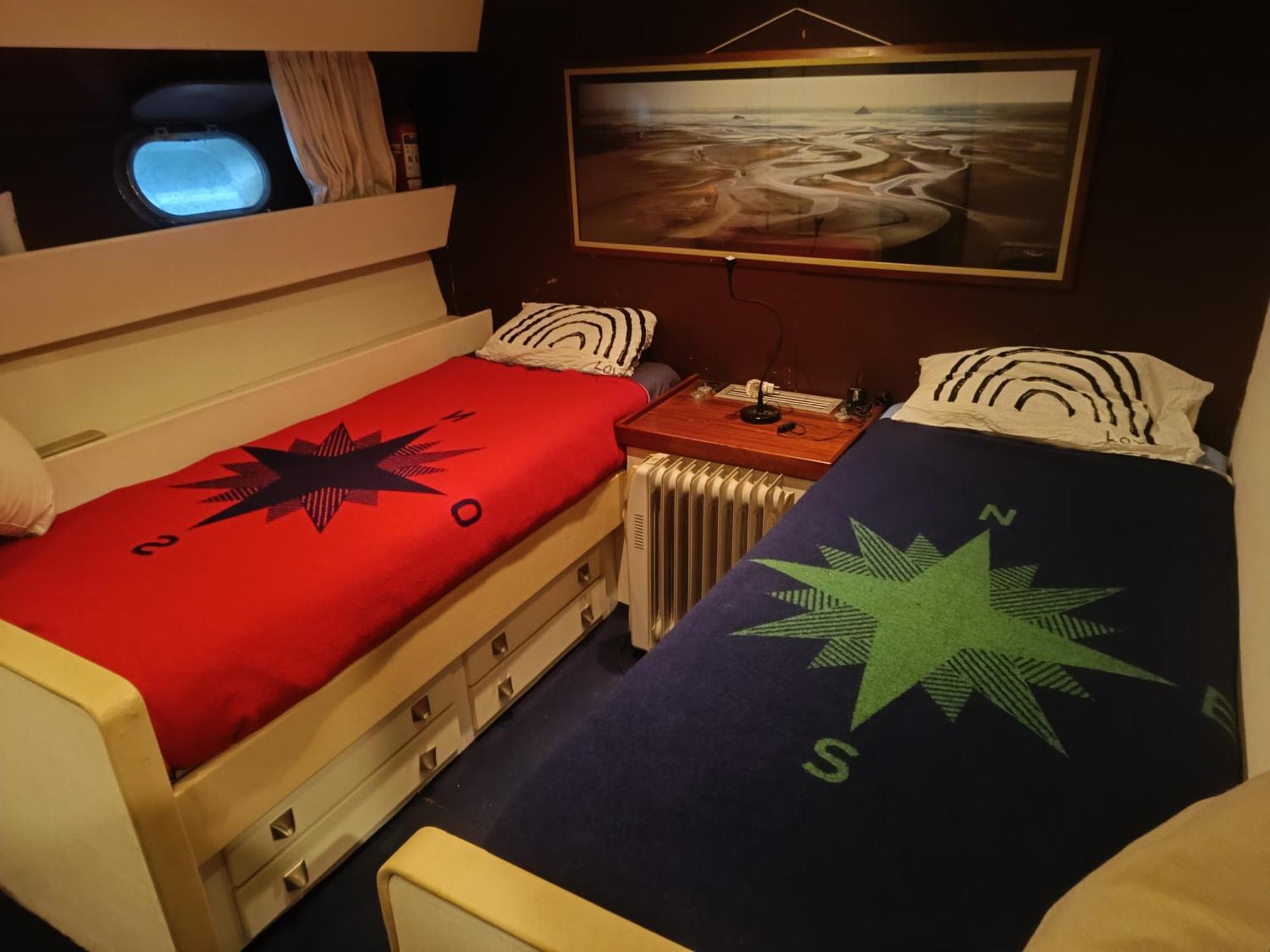 Amazing Boat To Sleep In Barcelona Hotel ซานต์อาเตรียเดเบซอซ ภายนอก รูปภาพ